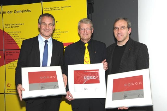 Foto der Bürgermeister von Bregenz, Hittisau und Gaschurn mit Ihren e5-Auszeichnungen in der Hand